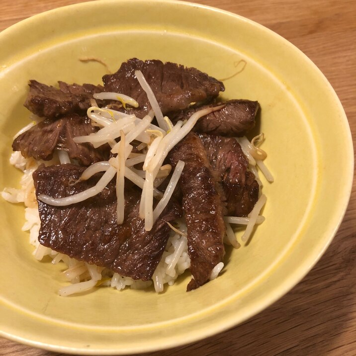 玉ねぎソースのステーキ丼☆もやし添え